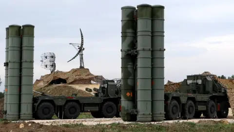 AFP The S-400 surface-to-air missile system at Hmeimim airbase in Syrian province of Latakia (16 Dec 2015)