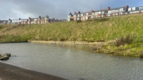 Temporary barriers in flood water