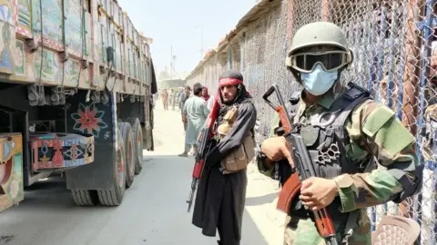 Getty Images Taliban and Pakistani soldiers guard Afghanistan's border