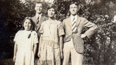 Family photo Joyce with her sister and brothers (Jane, Laurence and John) in 1926