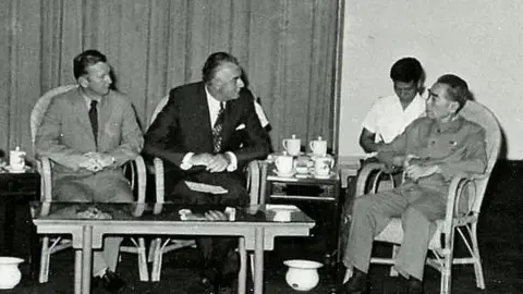 Stephen Fitzgerald Whitlam speaking with Chinese Premier Zhou Enlai