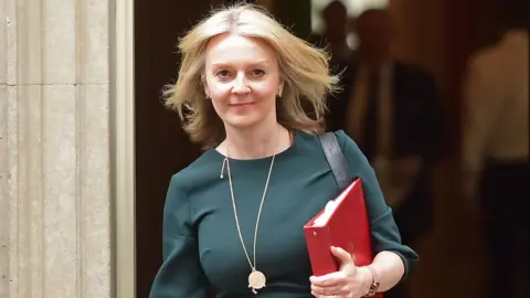 Liz Truss to claim her economic plan would have saved government £35bn | Liz  Truss | The Guardian