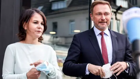 Christian Lindner (R), lead candidate of the German Free Democrats (FDP) and Green party (Die Gruenen) co-chairwoman Annalena Baerbock