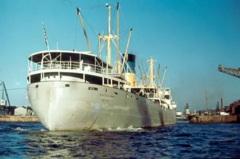 Robin Wilson Captayannis entering James Watt dock