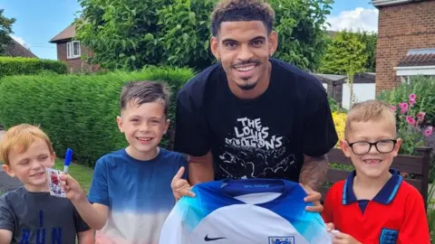 Noah, Oscar, Morgan Gibbs-White and Oliver pose for a picture together