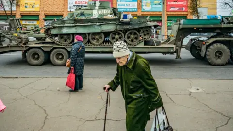 Getty Images Ukrainian tanks moving towards Kherson front line