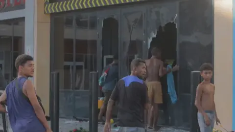 AFP People breaking into shops in Port Moresby