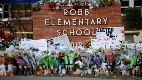 Reuters Makeshift memorial outside Robb Elementary school in Uvalde, Texas. Photo: 27 May 2022