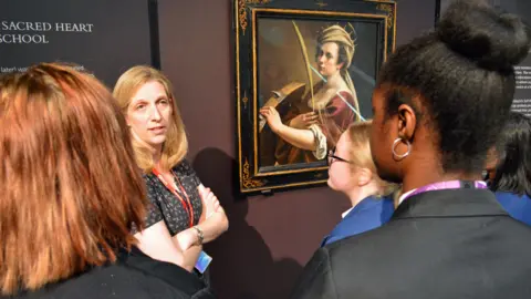 Students looking at Artemisia Gentileschi self-portrait