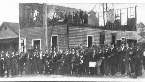 Getty Images A mob stands outside the burnt offices of the Wilmington Daily Record