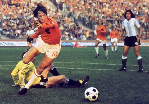 Getty Images Johan Cruyff in the orange strip of his country against Argentina at the 1974 World Cup