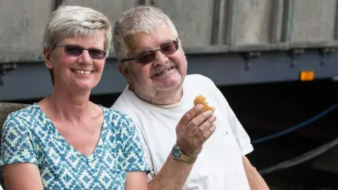 Praze Village Shop Woman and man sitting on a bench