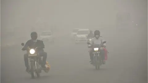 Hindustan Times Vehicles on the road amid heavy smog on 3 November 2019 in Ghaziabad, India.