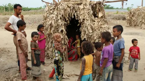 Reuters People displaced by the fighting near Hudaydah at a camp near Aden, Yemen (23 June 2018)