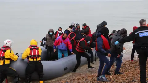 Migrants arriving in Dungeness, 20 November 2021