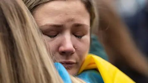 Reuters Una mujer llora durante una manifestación en apoyo a Ucrania