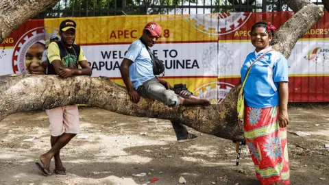 EPA Residents of Port Moresby on a sidewalk