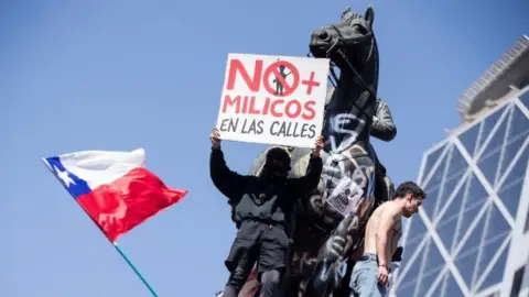 Manifestantes de la EPA participan en una manifestación en la céntrica Plaza Italia, en Santiago, Chile, el 22 de octubre de 2019.