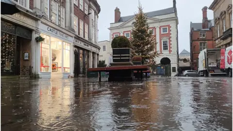 WeatherWatchers/Gary Gimmick Wet day in York