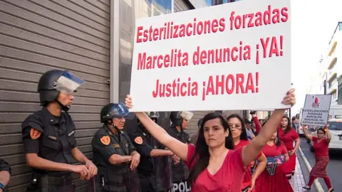 Getty Images Women victims of forced sterilization under the government of Alberto Fujimori protest in the office of the Public Ministry.