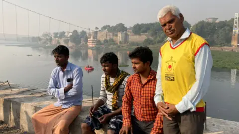 BBC/Geeta Pandey Parbat Govind (standing) and labourers who took part in the initial rescue efforts