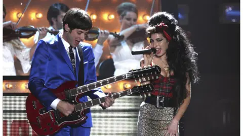 Getty Images Amy Winehouse alongside Mark Ronson performing Valerie, 2008