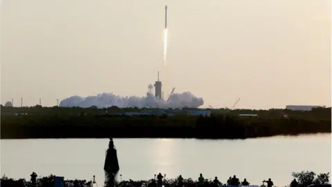 Reuters Rocket carrying Starlink satellites lifts off from Cape Canaveral, Florida (18/05/22)