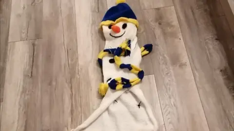 Knitoholics Knitted bollard cover