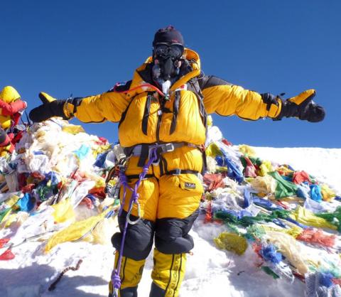 Edinburgh woman completes Mount Everest double - BBC News