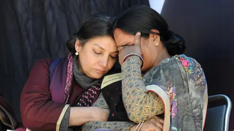 Getty Images Bollywood actress Shabana Azmi consoling the mother of Delhi bus gang-rape victim