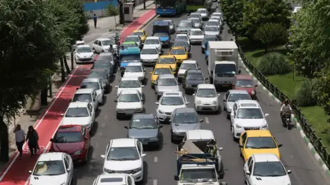 AFP Heavy traffic in Tehran, Iran (2 June 2020)