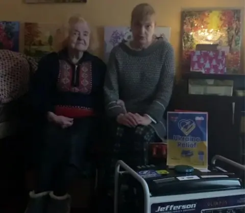 Family hand-out Irina, Oksana and the generator