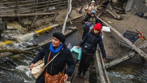 War in Ukraine: Troops dig in near Kyiv - BBC News