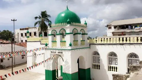 Kenya Lamu mosque: Anger over T-shirt worn by Jay-Z