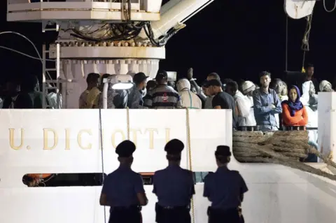 EPA Italian coastguard ship carrying migrants, 19 Jun 18