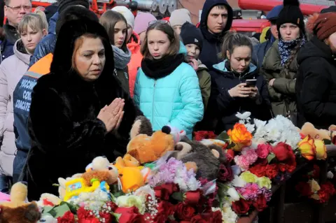 Reuters Mourners near scene of fire in Kemerovo, 26 Mar 18