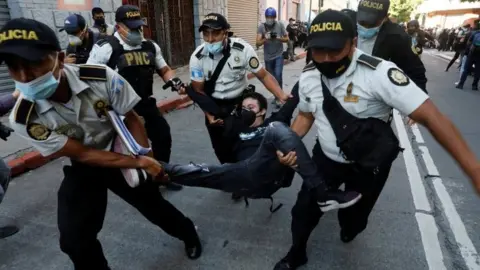 Agentes de policía de Reuters cargan a un manifestante en la ciudad de Guatemala. Foto: 21 de noviembre de 2020