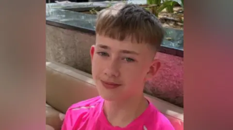 Finley Dawson wearing a pink t-shirt