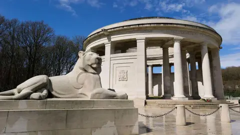Getty Images/Tom Stoddart Archive A general view picture of the Ploegsteert Memorial, which includes a stone-carved lion and a memorial building behind it.