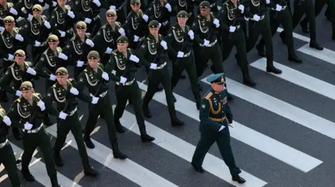 The members of the Russian service in Reuters are walking in columns before a military parade on the day of victory