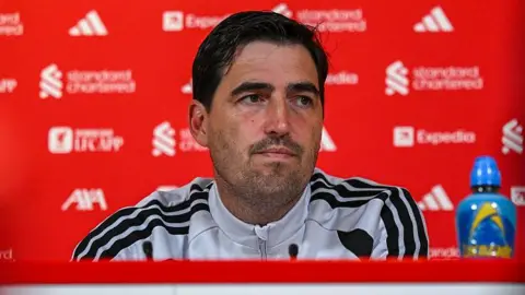 Andoni Iraola in a news conference