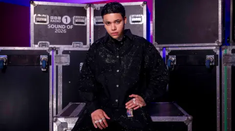 KWN è seduto su un flight case negli studi della BBC Maida Vale