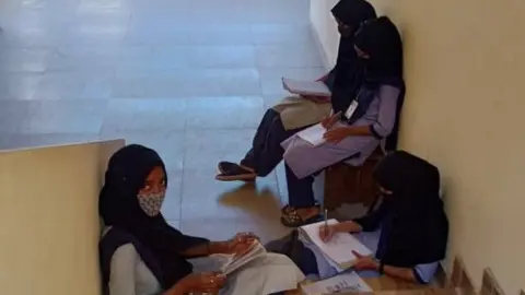 Twitter/Ashwan Sadiq A photo of the students went viral