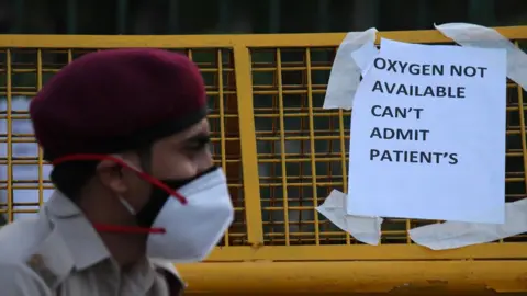 Getty Images A notice pasted outside a makeshift isolation facility reads 'OXYGEN NOT AVAILABLE, CAN'T ADMIT PATIENTS', amid the rising coronavirus cases in New Delhi, India on April 23, 2021