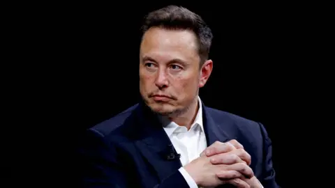 Elon Musk : il présente le robot humanoïde Optimus - BBC News Afrique