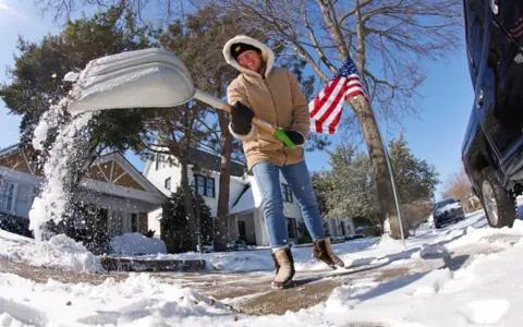 Ron Jenkins / Getty Images Shovelling snow