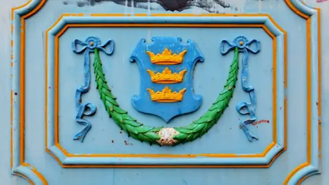 Bernard Sharp / Geograph Coat of arms on bridge