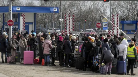 EPA Ukrainians arriving in Moldova
