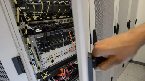 洋書 Ubermittlung Nachrichtendienstlicher German court nixes law allowing foreign telecom monitoring