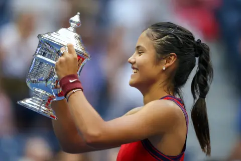 Getty Images Emma Raducanu lifts US Open trophy